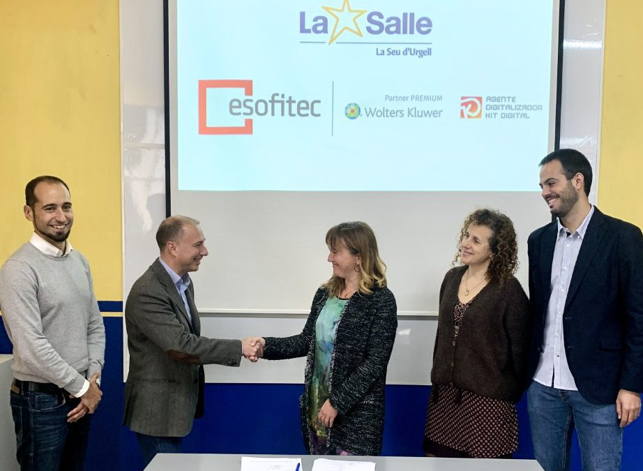 foto de la firma del convenio de colaboración entre La Salle Seu d'Urgell y Esofitec. En el centro de la imagen: Manel Caballero, CEO de Esofitec, y Ana Sansa, directora de La Salle Seu d'Urgell.